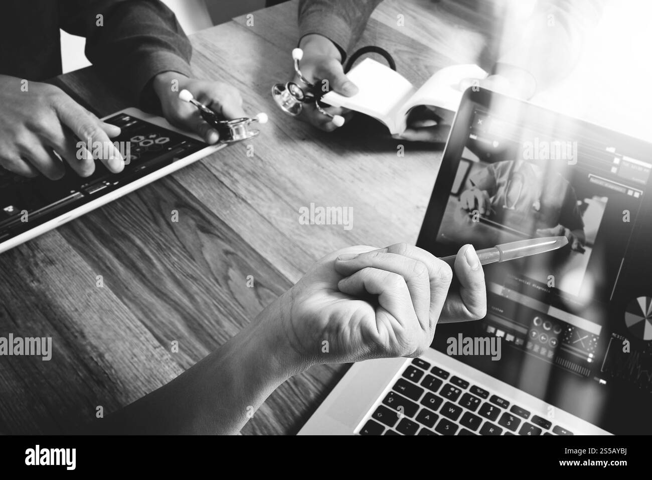 La tecnologia medica team di rete concept. Medico della lavorazione manuale con smart phone moderna tavoletta digitale e computer laptop con medico interfaccia grafico, Foto Stock