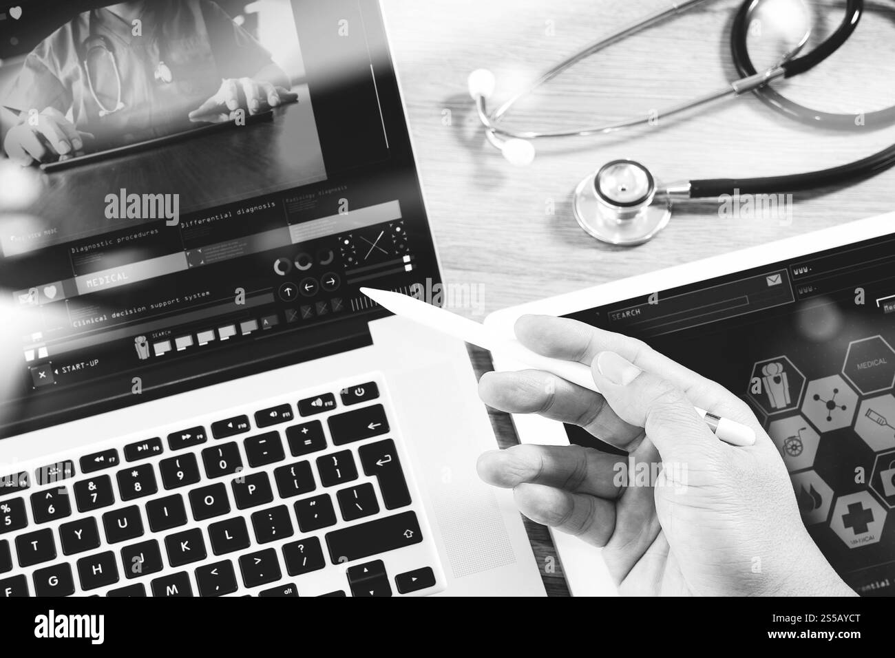 Concetto di tecnologia di rete medica. Mano del medico che lavora con stetoscopio e computer portatile tablet digitale con interfaccia di cartella medica. Vista da Foto Stock