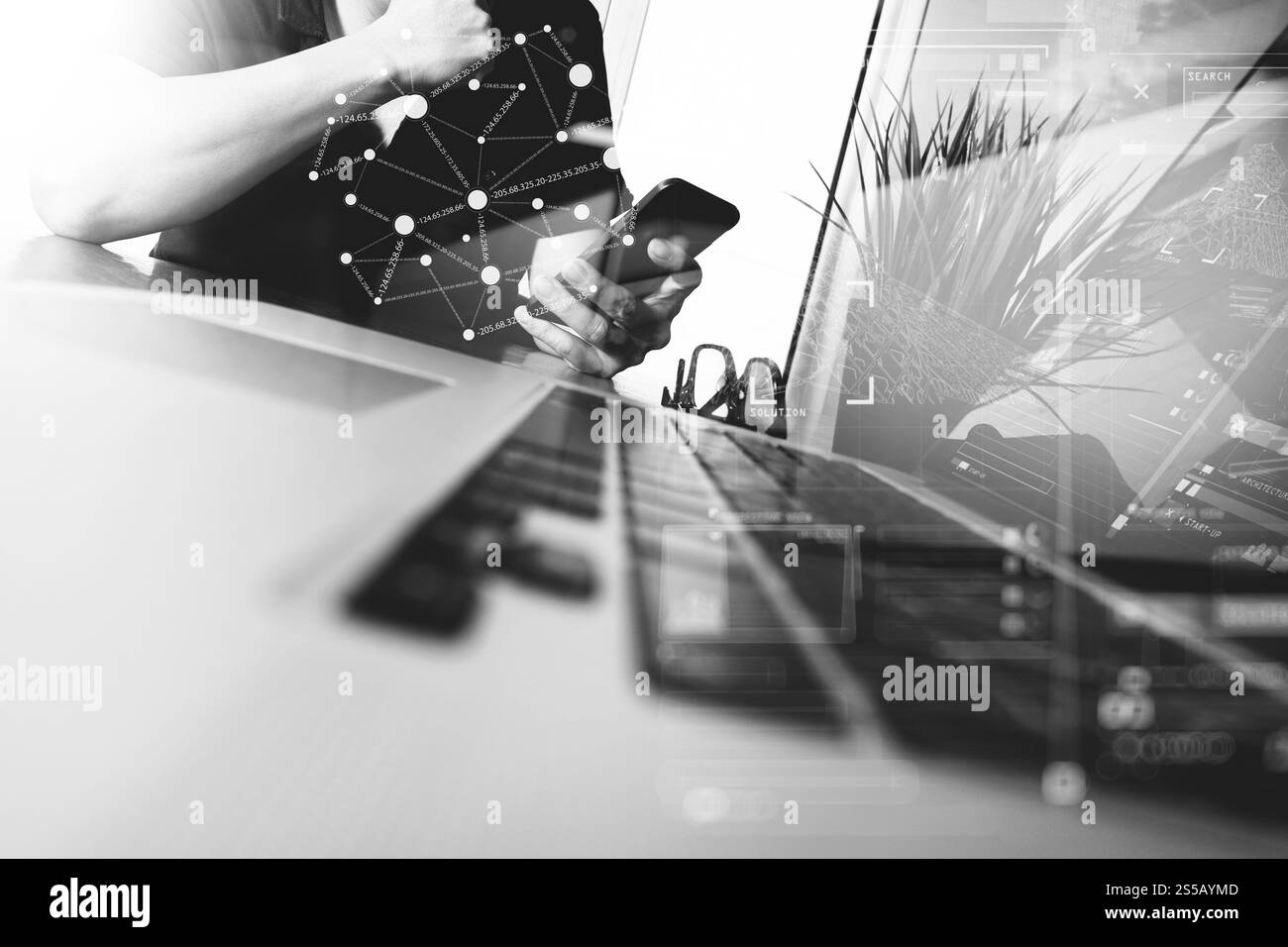 Uomo d'affari che usa il telefono cellulare con il computer portatile come concetto di strategia aziendale, bianco e nero Foto Stock Uomo d'affari che usa il telefono cellulare con il computer portatile come concetto di strategia aziendale, bianco e nero Foto Stock