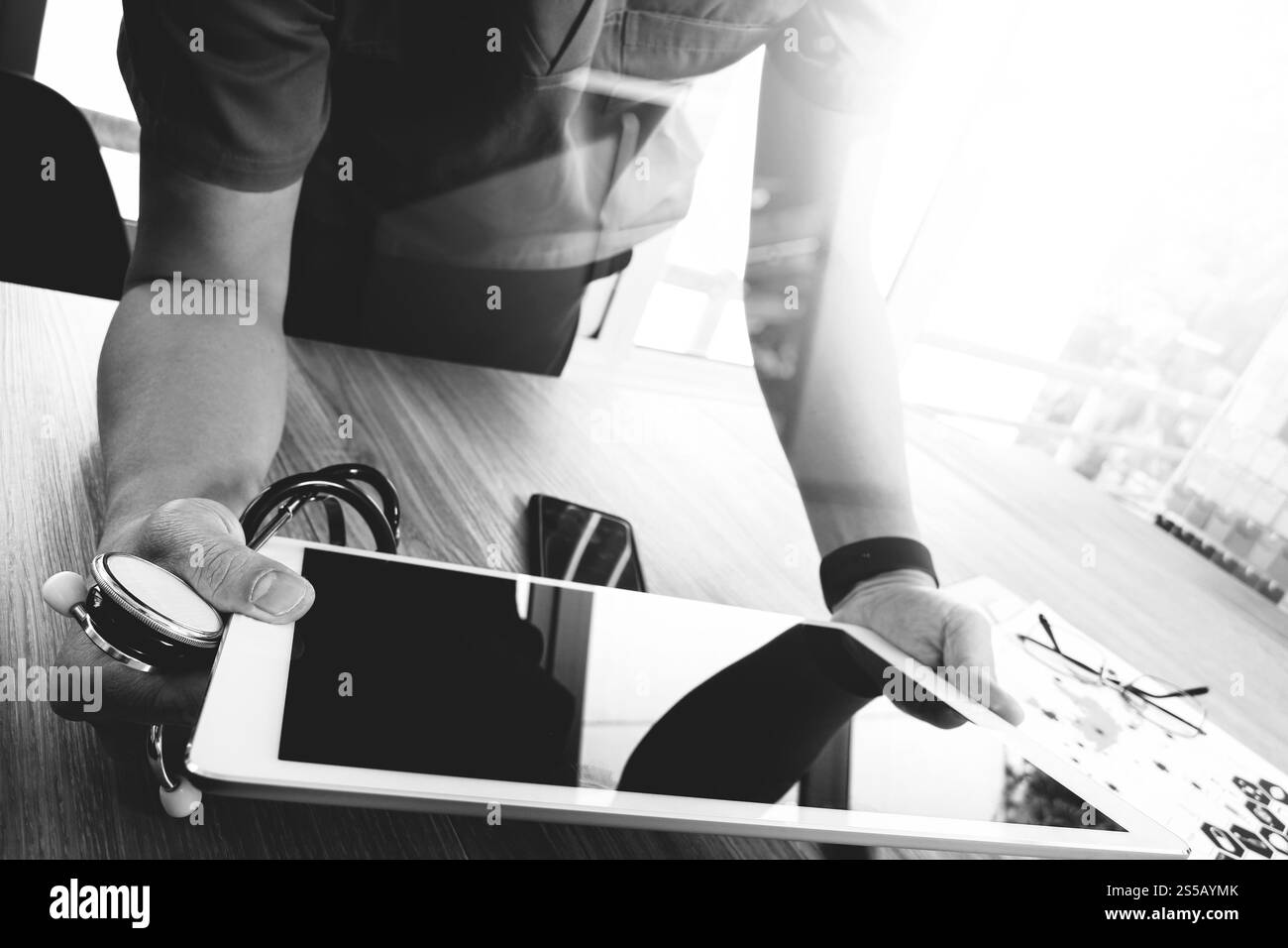 Medico di medicina mano che lavora con l'interfaccia computer tablet digitale moderna come concetto di rete medica, bianco e nero Foto Stock