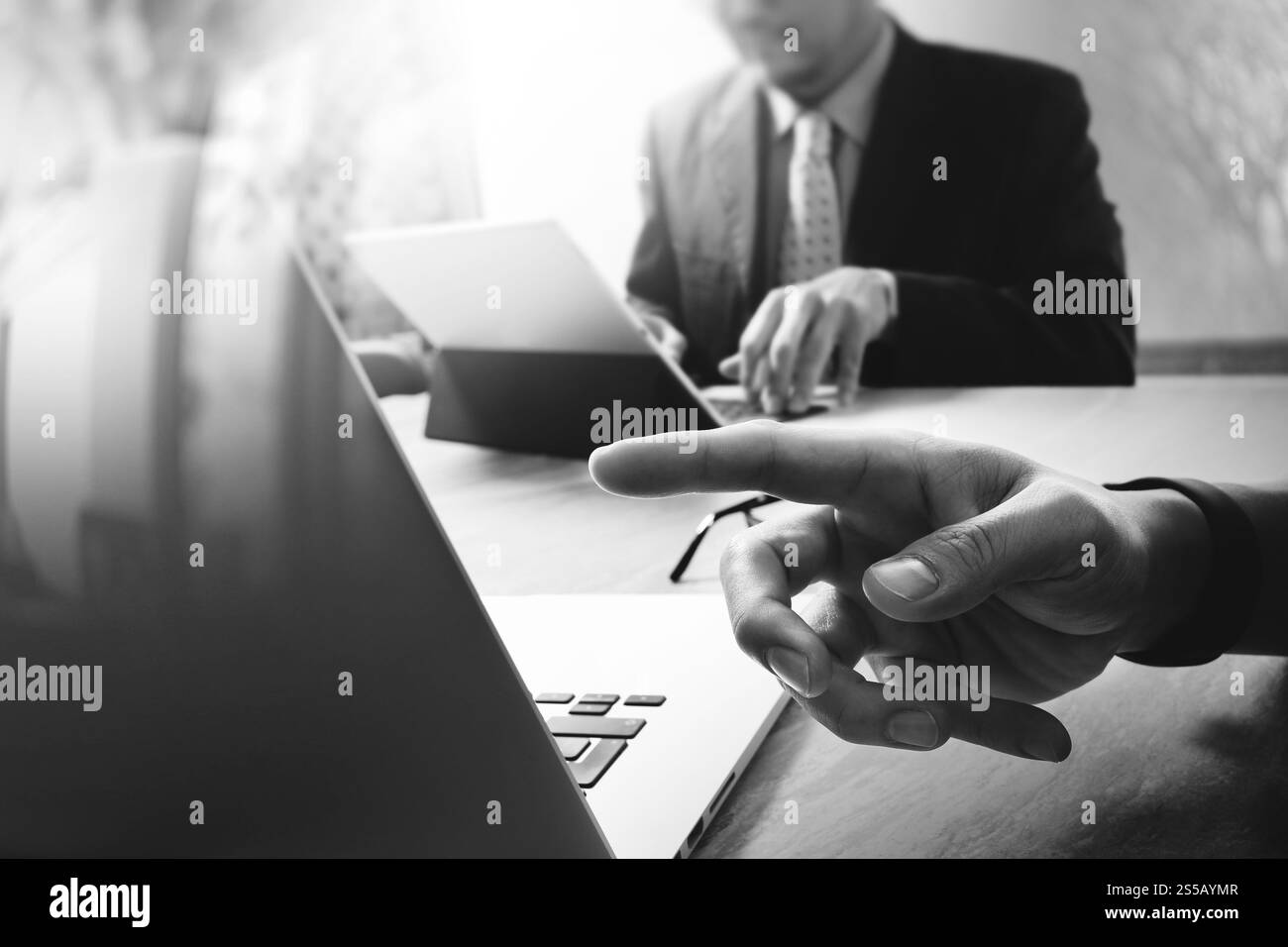 Incontro del team aziendale presente. Investitore professionale che lavora nuovo progetto di avvio. Riunione dei responsabili finanziari. Schermata docking della tastiera del tablet digitale Foto Stock