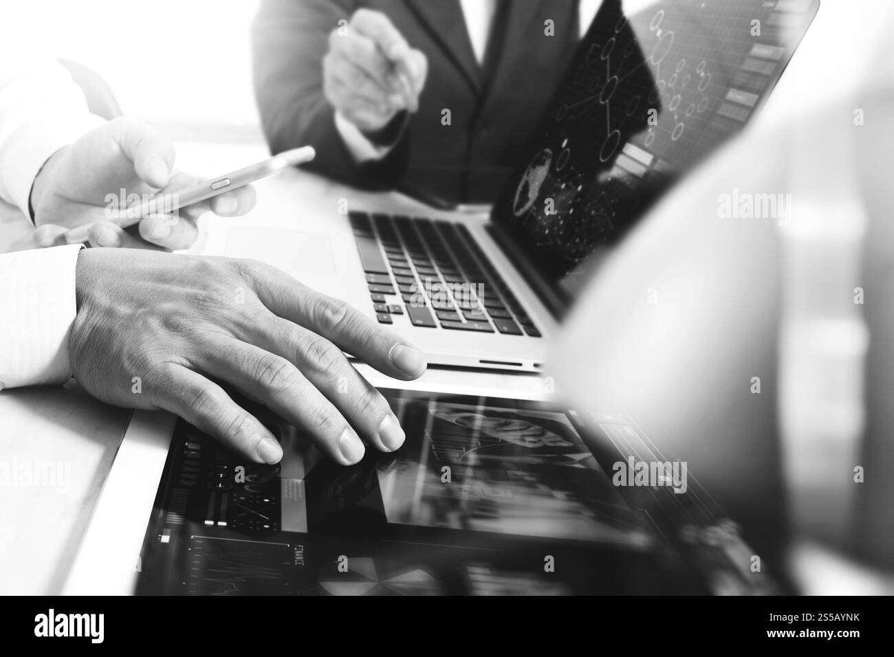 Riunione del team aziendale presente. Investitore fotografico professionista che lavora con un nuovo progetto di startup. Riunione dei responsabili finanziari. Computer portatile tablet digitale Foto Stock