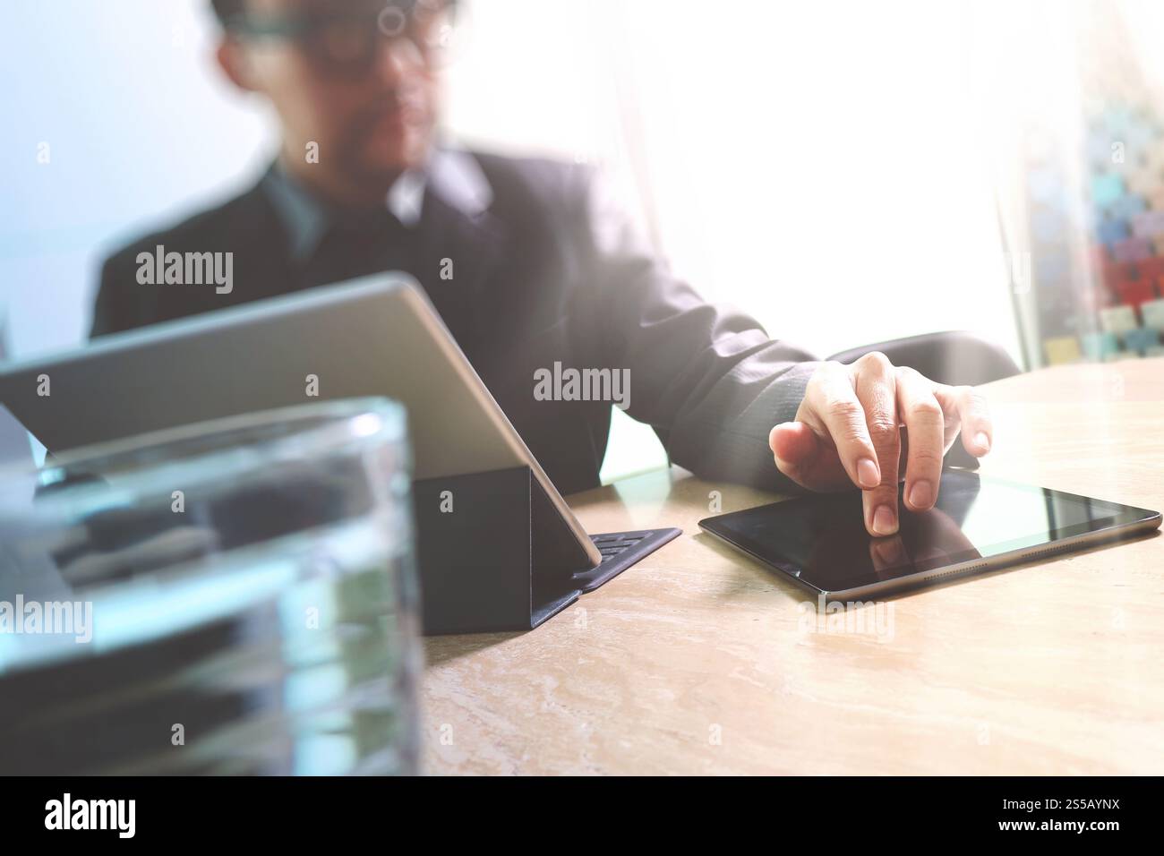 Un uomo d'affari che tocca a mano un tablet digitale. Responsabile della finanza fotografica che lavora presso il nuovo ufficio del progetto di investimento. Utilizzo di un nuovo dispositivo tecnologico. Immagine Foto Stock