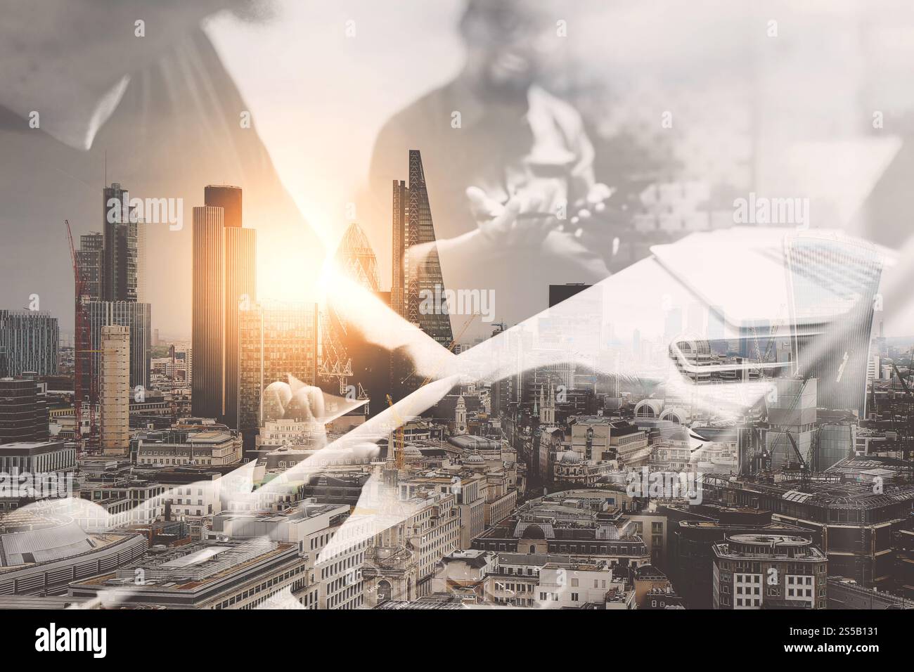 Doppia esposizione, processo di coworking, team di imprenditori che lavorano in uffici creativi. utilizzo di un alloggiamento per tablet digitale e di un computer portatile Foto Stock