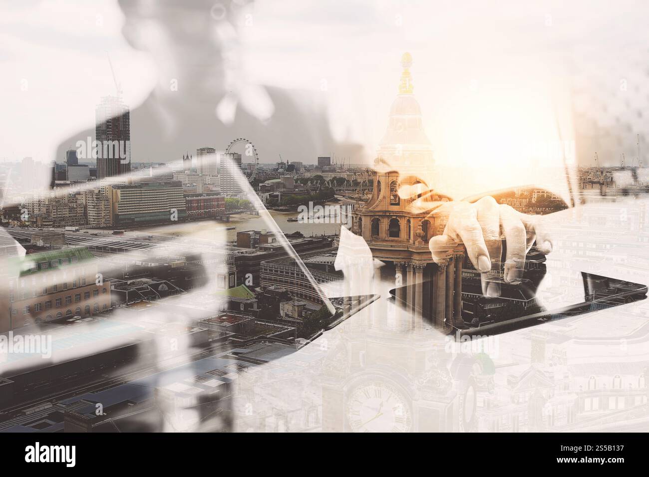 Doppia esposizione, un uomo d'affari che tocca il tablet digitale. Responsabile della finanza fotografica che lavora presso il nuovo ufficio del progetto di investimento, Londra Foto Stock