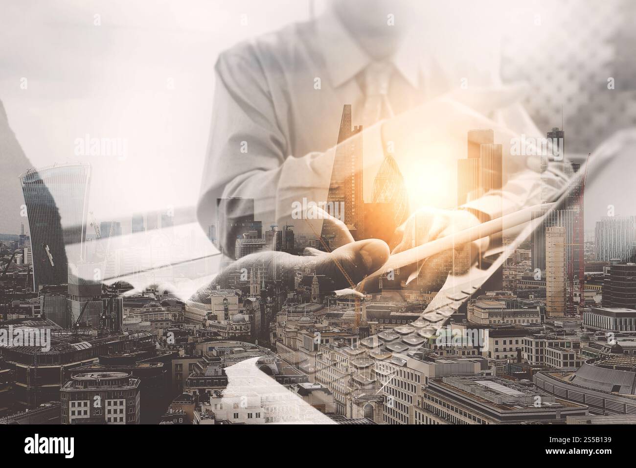 Doppia esposizione, riunione del team aziendale present.investor per il nuovo progetto di startup. Riunione dei responsabili finanziari. Schermo docking per tastiera tablet digitale Foto Stock