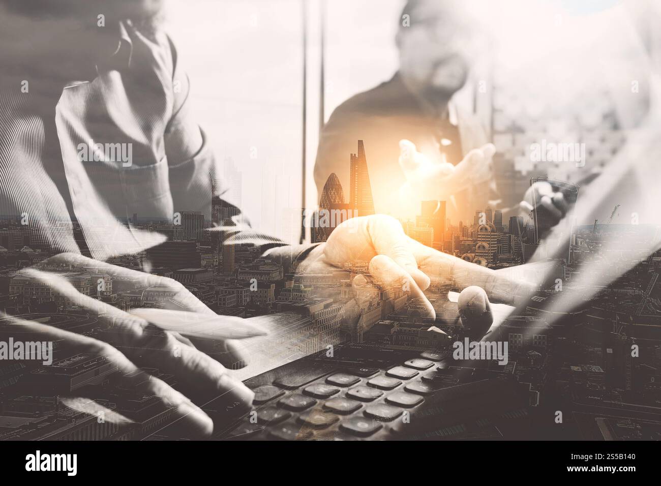 Doppia esposizione, attività di brainstorming del team. Foto giovani manager creativi che lavorano con il nuovo ufficio progetti di avvio.tastiera dock tablet digitale acceso Foto Stock