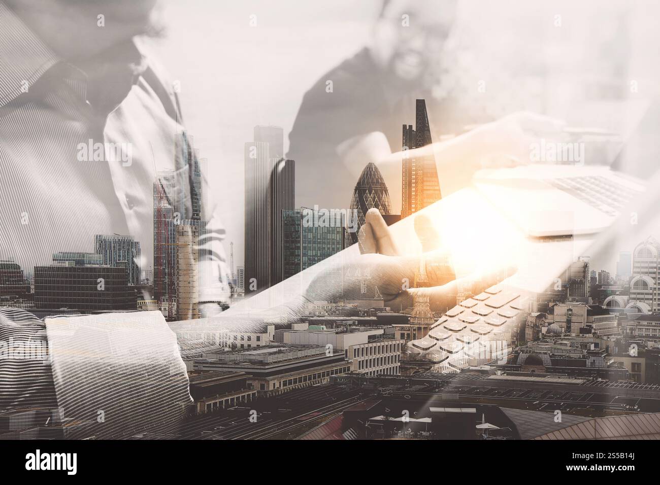 Doppia esposizione, processo di coworking, team di imprenditori che lavorano in uffici creativi. utilizzando il supporto docking per tablet digitale e il laptop con Foto Stock