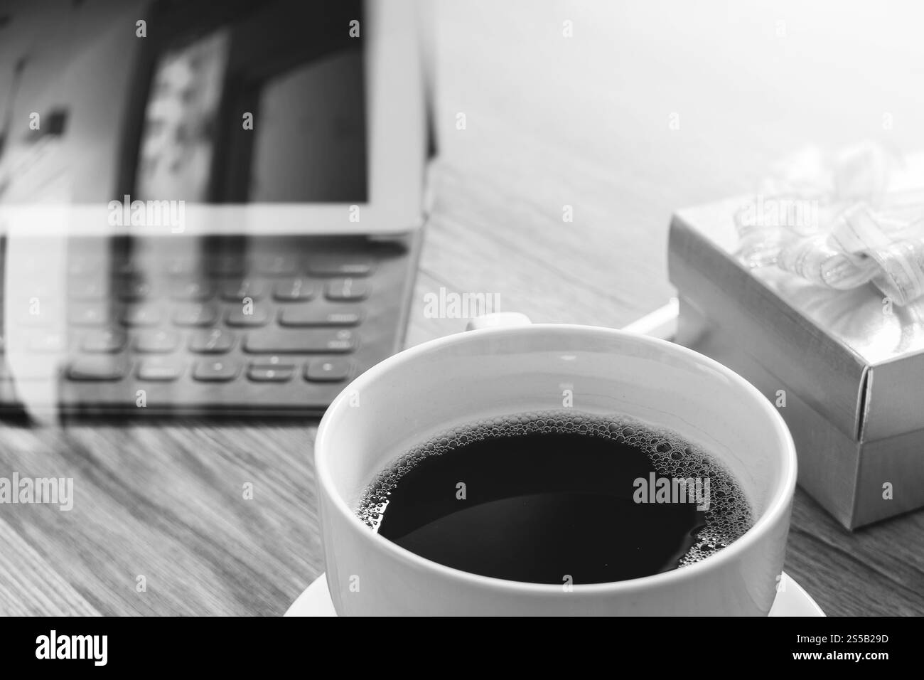 Tazza di caffè e il tavolo digitale dock tastiera intelligente,gold confezione regalo e legno tondo vassoio,matita colorata sul tavolo di legno,l'effetto filtro,bianco nero Foto Stock