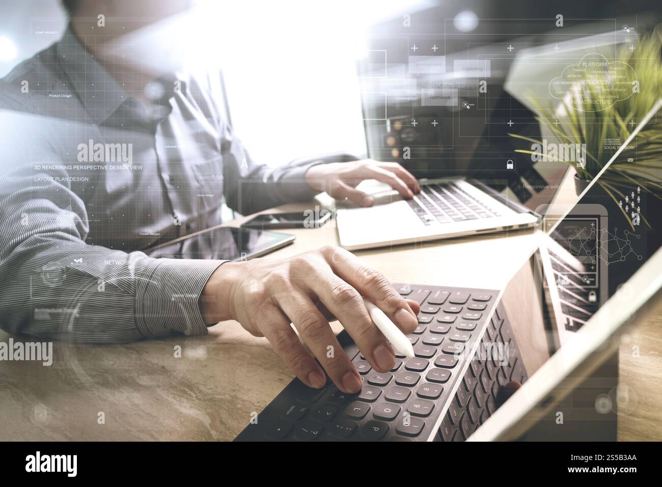 Sviluppatore esterno che lavora su marmo scrivania computer portatile software per applicazioni mobili e tablet dock digitale tastiera intelligente, compatta Foto Stock