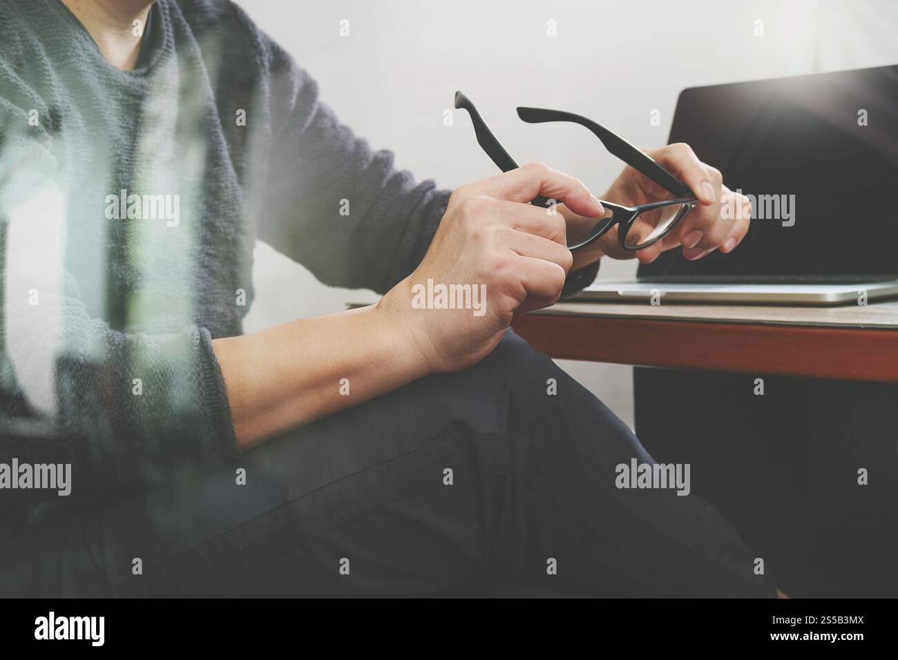 Sito web designer azienda lavoro occhiali computer portatile sul tavolo di legno,l'effetto filtro Foto Stock