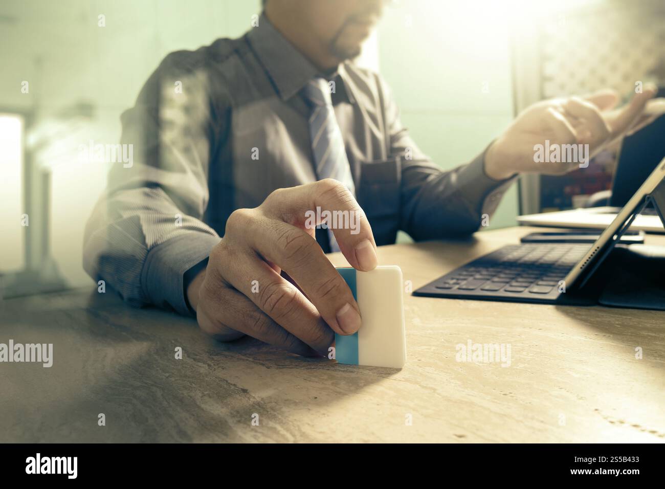 Incontro del team aziendale presente. Investitore professionale che lavora nuovo progetto di avvio. Riunione dei responsabili finanziari. Schermata docking della tastiera del tablet digitale Foto Stock