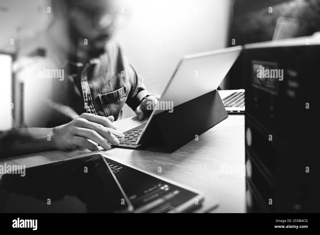 Processo di co-working, team di imprenditori che lavora in un ufficio creativo. utilizzo della tastiera docking digitale per tablet e del computer portatile con smartphone su marmo Foto Stock