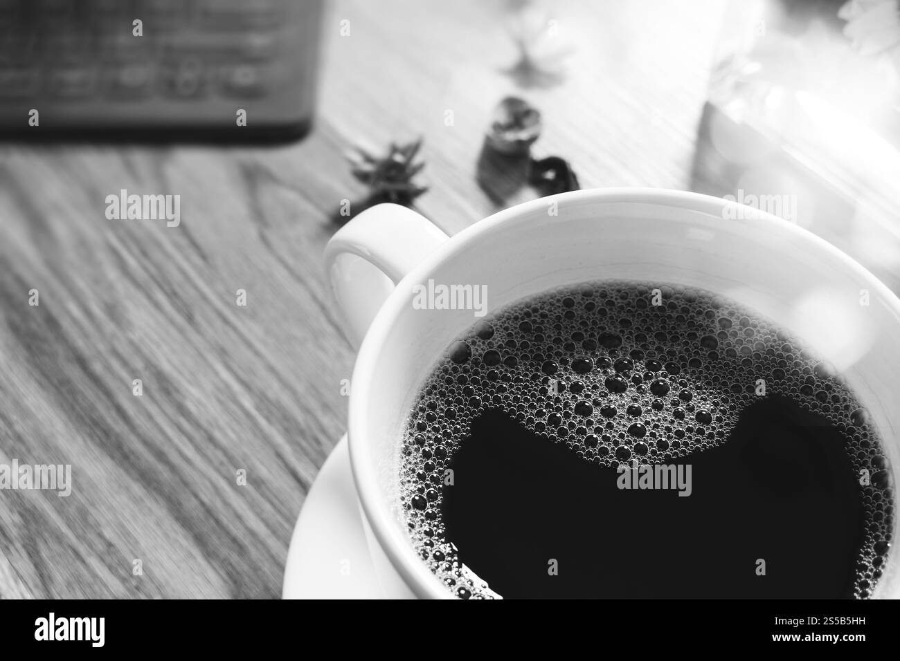 Tazza di caffè e il tavolo digitale dock tastiera intelligente,gold confezione regalo e legno tondo vassoio,matita colorata sul tavolo di legno,l'effetto filtro,bianco nero Foto Stock