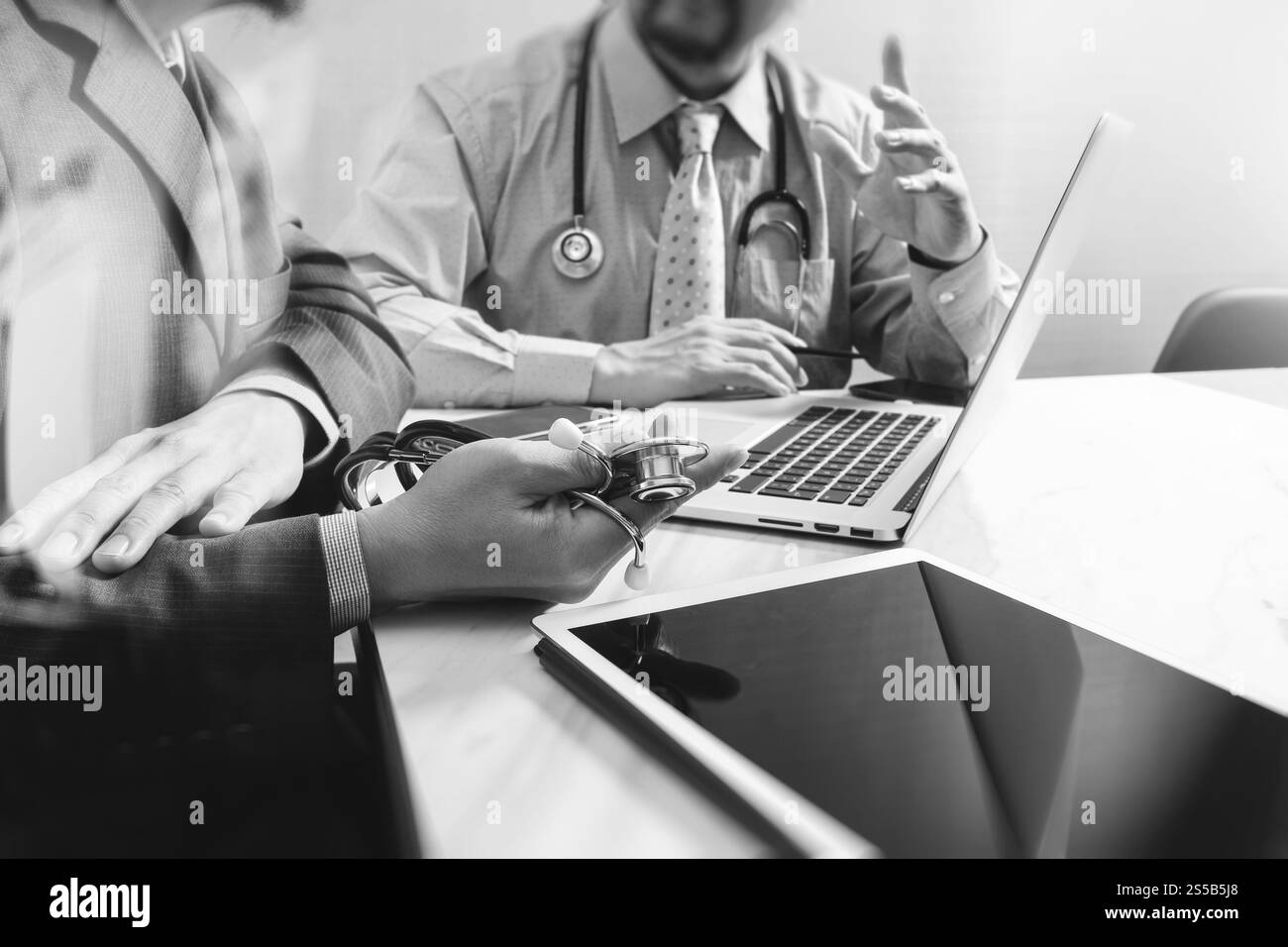 Concetto di riunione del team della rete di tecnologia medica. Medico che lavora a mano smartphone moderno tablet digitale computer portatile grafica interfaccia grafica, Foto Stock