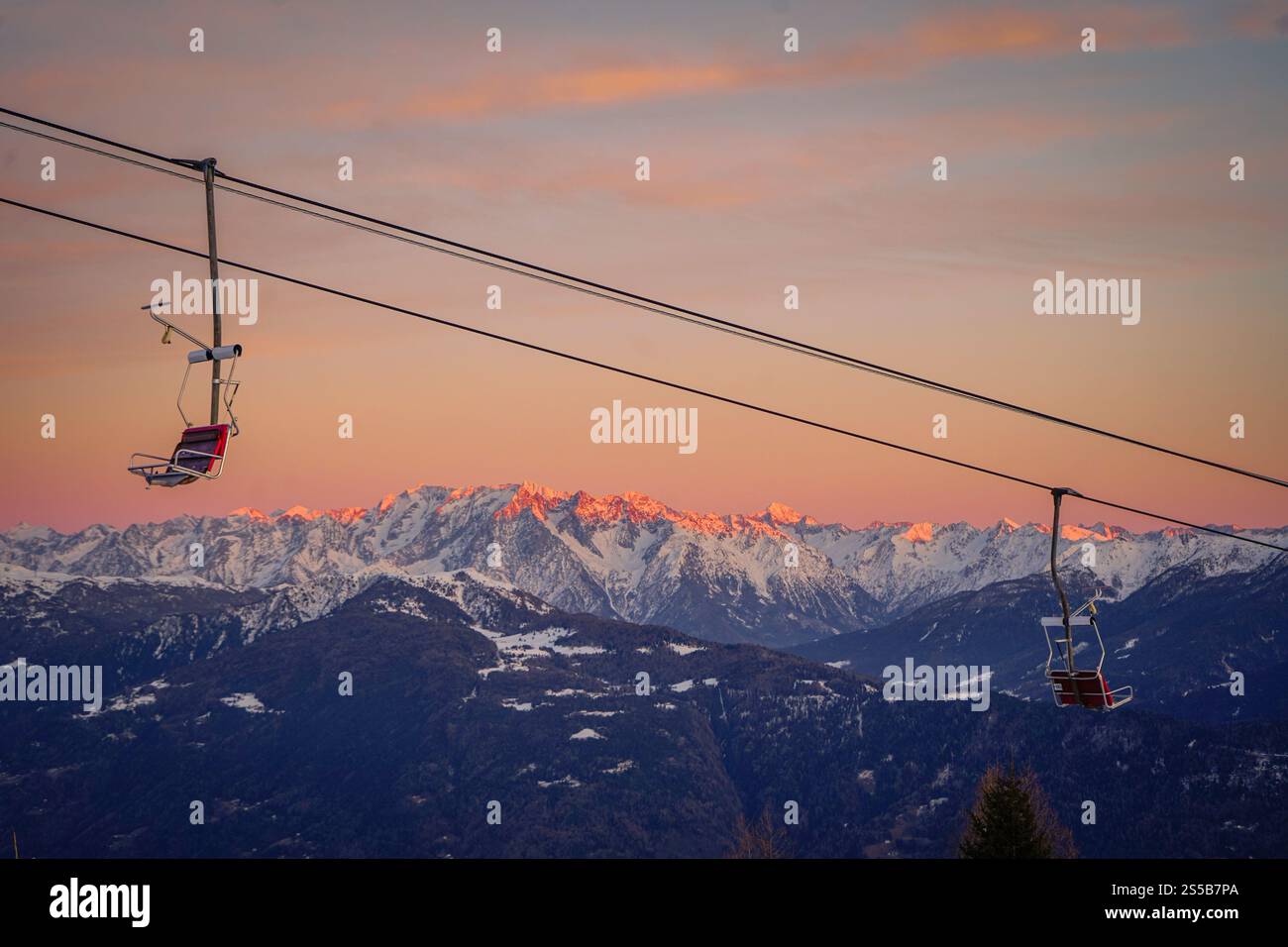 tramonto sulle montagne innevate, neve al tramonto Foto Stock