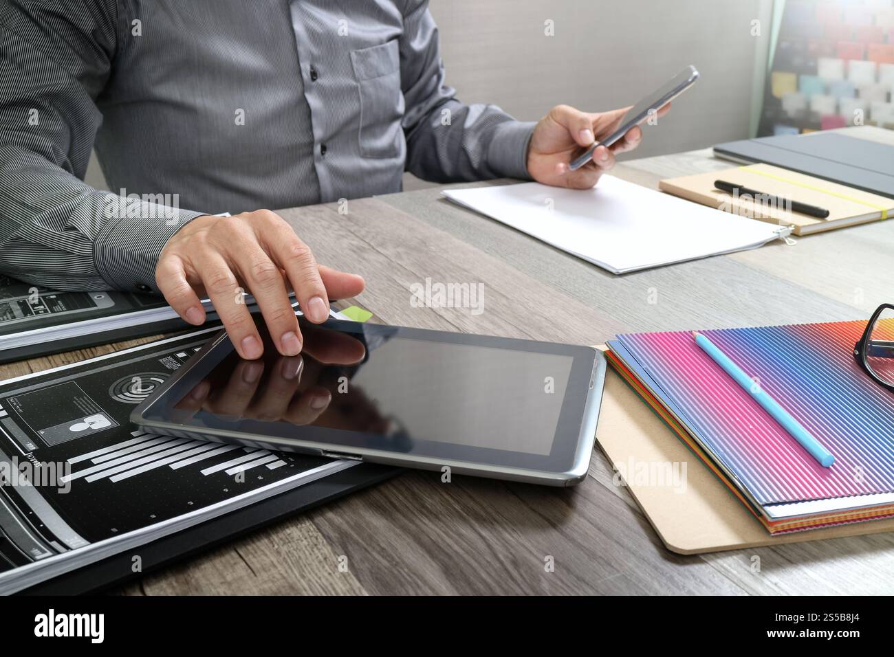 Sito web designer azienda smart phone e computer di lavoro digitale compressa sulla tavola di legno Foto Stock