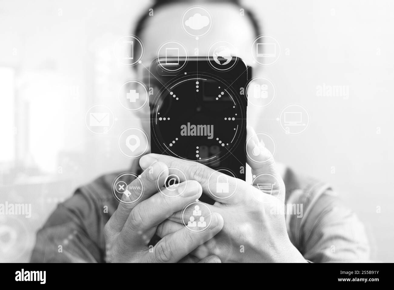 Designer mano utilizzando i pagamenti mobili shopping online,omni canale,cliente icona Connessione di rete,scrivania in legno,icone interfaccia grafica schermo,occhiale Foto Stock