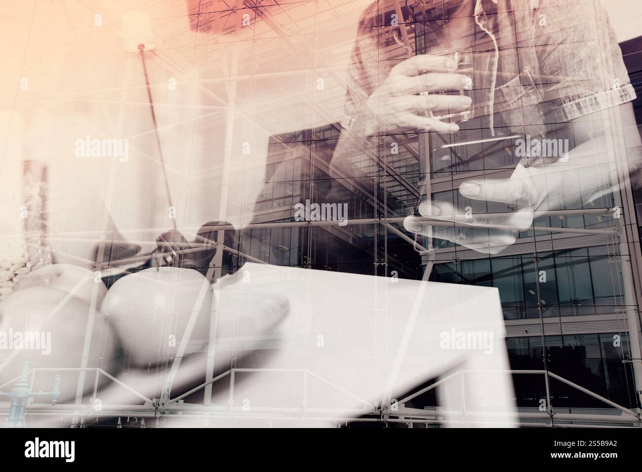 doppia esposizione dell'uomo di design che usa pagamenti mobili online, omni channel, acqua potabile, seduto sul divano nel soggiorno, mele verdi dentro Foto Stock