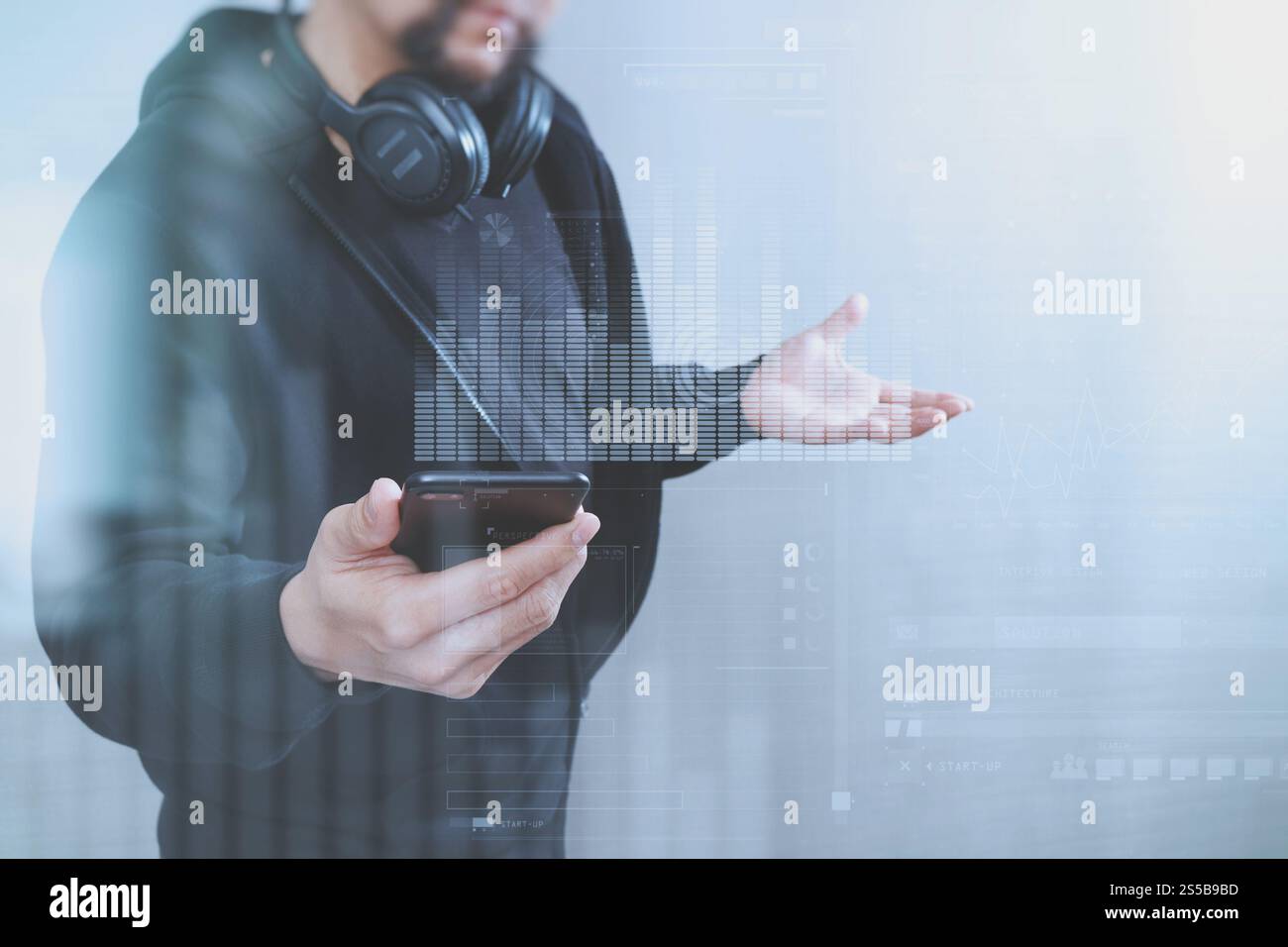 hipster uomo con cappuccio con cuffie che ascoltano musica con smartphone pagamento mobile shopping online, social network, vista frontale, interfaccia virtuale Foto Stock