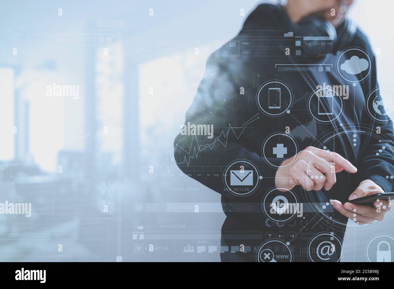 hipster uomo con cappuccio con cuffie che ascoltano musica con smartphone pagamento mobile shopping online, social network, vista frontale, interfaccia virtuale Foto Stock