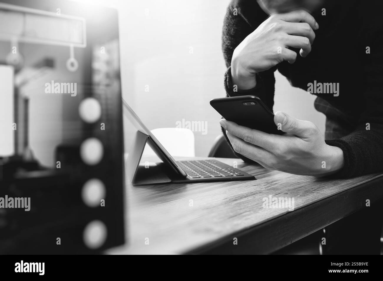 uomo d'affari che usa smartphone, pagamenti mobili online, omni channel, tablet digitale docking tastiera computer, server compatto su legno Foto Stock