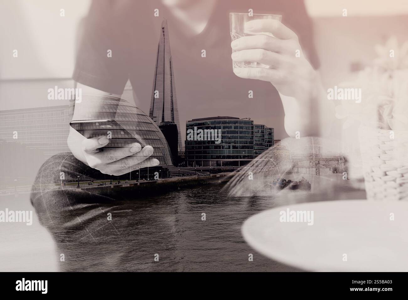 doppia esposizione dell'uomo di design con un bicchiere d'acqua che usa il phon intelligente per i pagamenti mobili online, canale omni, vaso in rattan con impianto e. Foto Stock