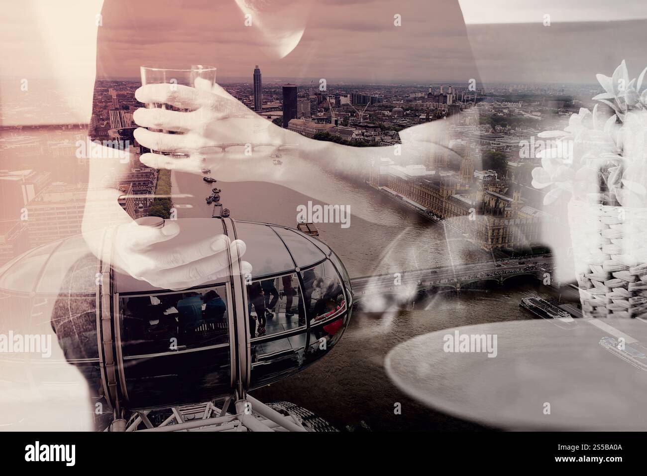 doppia esposizione dell'uomo di design con un bicchiere d'acqua che usa il phon intelligente per i pagamenti mobili online, canale omni, vaso in rattan con impianto e. Foto Stock