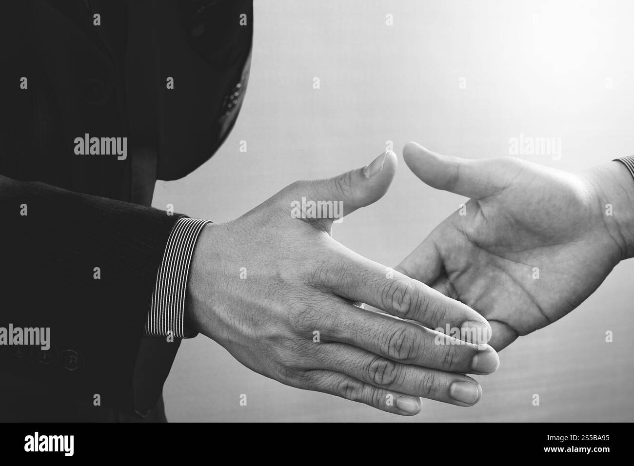 Business Meeting di partenariato concetto.photo businessmans handshake. Gli imprenditori di successo di handshaking perfetto dopo deal.close up,in bianco e nero Foto Stock