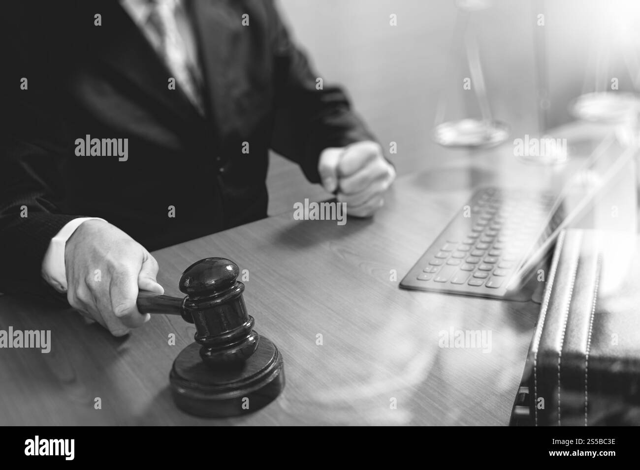 concetto di giustizia e diritto. Giudice maschile in un'aula di tribunale con il martelletto, che lavora con smartphone, tablet digitale, tastiera, bilancia in ottone, ON Foto Stock
