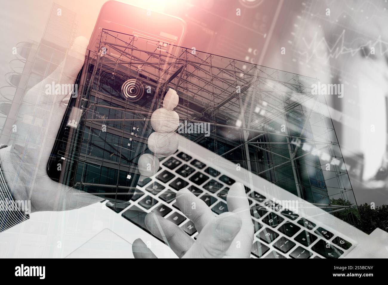 doppia esposizione della mano utilizzando smartphone, laptop, online banking pagamento tecnologia di rete di comunicazione 4,0, applicazione internet wireless Foto Stock