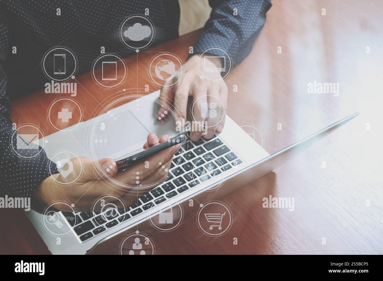 vista dall'alto, uomo d'affari mano che usa smartphone, laptop, online banking pagamento tecnologia di rete di comunicazione 4,0, applicazione internet wireless Foto Stock