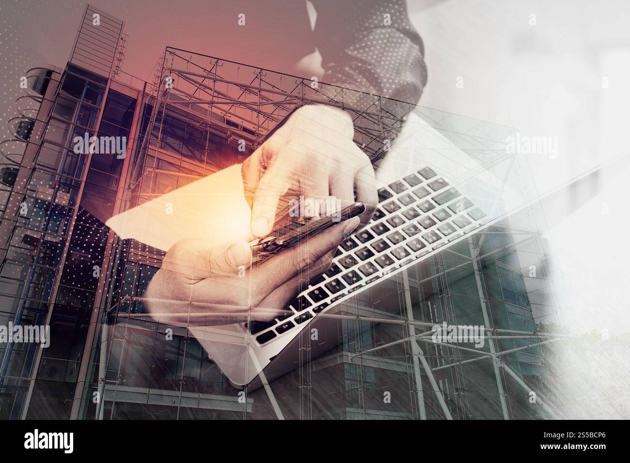 doppia esposizione della mano di un uomo d'affari che utilizza smartphone, laptop, servizi bancari online tecnologia di rete di comunicazione 4,0, internet wireless Foto Stock