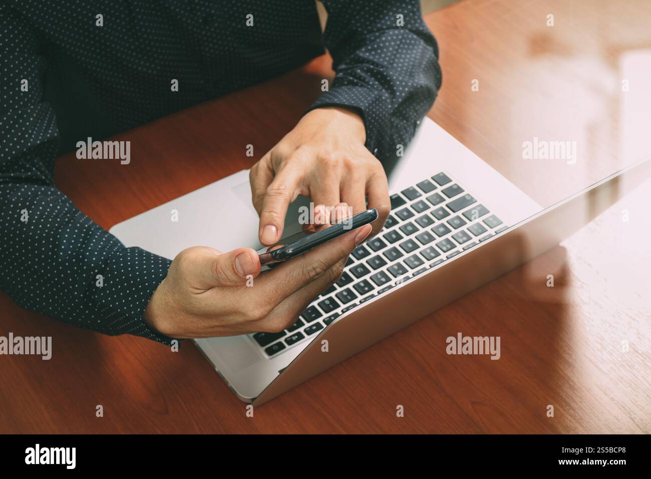 vista dall'alto, uomo d'affari mano che usa smartphone, laptop, online banking pagamento tecnologia di rete di comunicazione 4,0, applicazione internet wireless Foto Stock