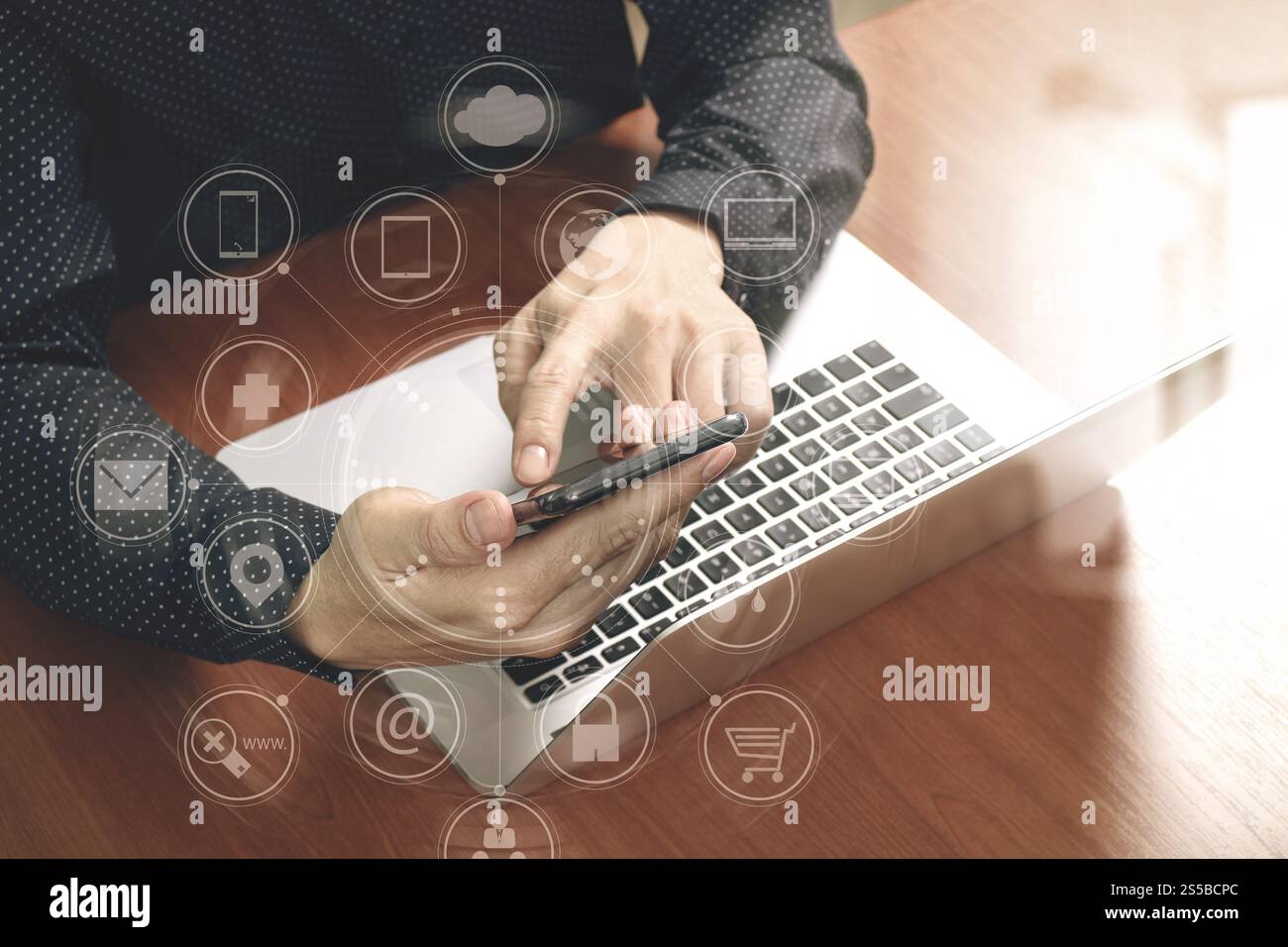 vista dall'alto, uomo d'affari mano che usa smartphone, laptop, online banking pagamento tecnologia di rete di comunicazione 4,0, applicazione internet wireless Foto Stock