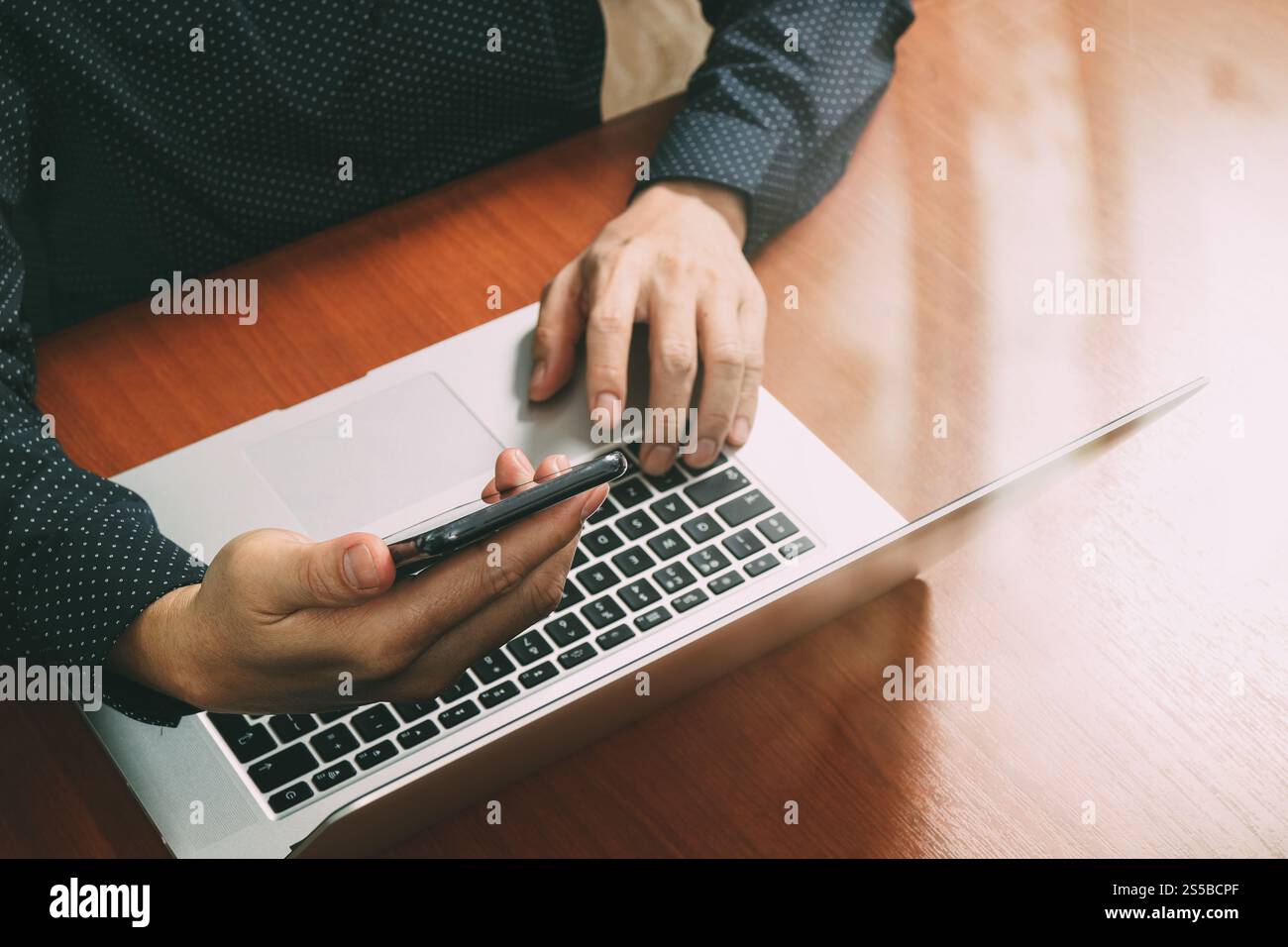 vista dall'alto, uomo d'affari mano che usa smartphone, laptop, online banking pagamento tecnologia di rete di comunicazione 4,0, applicazione internet wireless Foto Stock