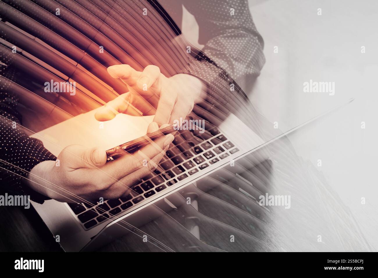 doppia esposizione della mano di un uomo d'affari che utilizza smartphone, laptop, servizi bancari online tecnologia di rete di comunicazione 4,0, internet wireless Foto Stock