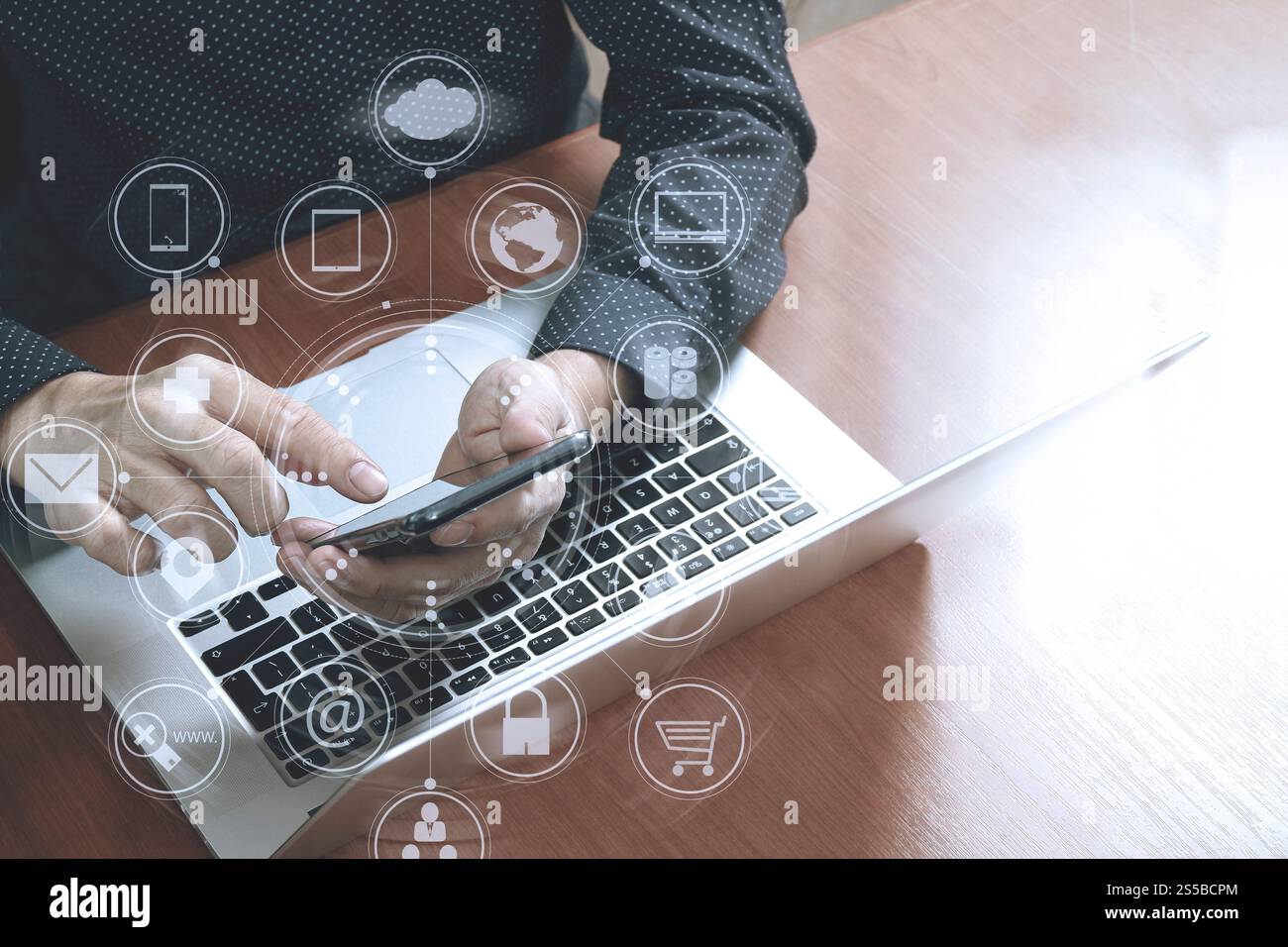 vista dall'alto, uomo d'affari mano che usa smartphone, laptop, online banking pagamento tecnologia di rete di comunicazione 4,0, applicazione internet wireless Foto Stock