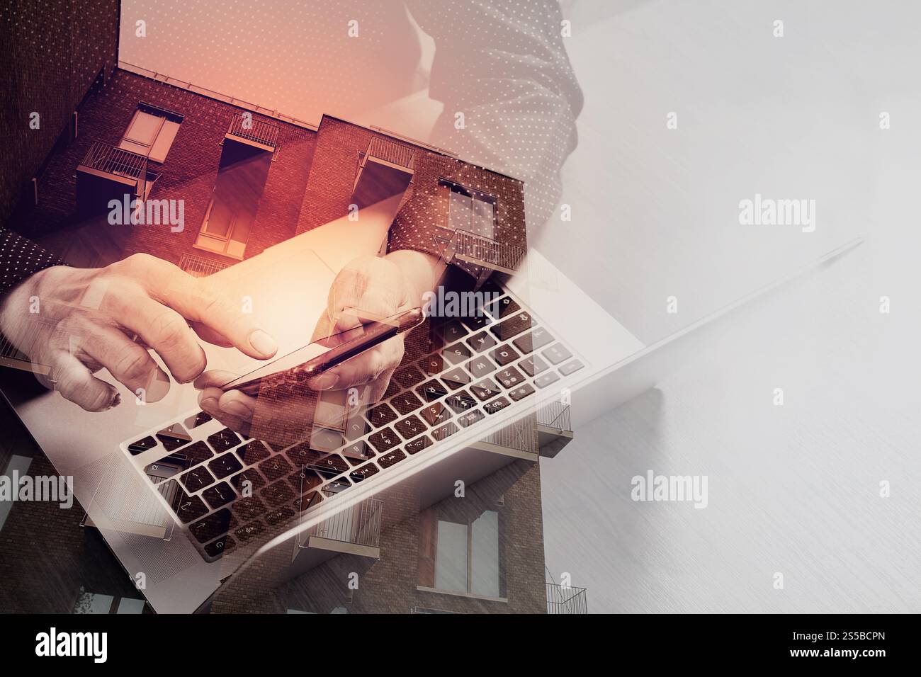 doppia esposizione della mano di un uomo d'affari che utilizza smartphone, laptop, servizi bancari online tecnologia di rete di comunicazione 4,0, internet wireless Foto Stock