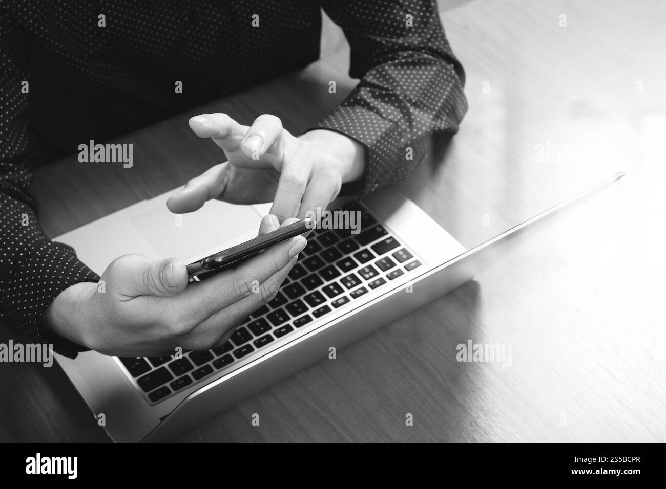 vista dall'alto, uomo d'affari mano che usa smartphone, laptop, online banking pagamento tecnologia di rete di comunicazione 4,0, applicazione internet wireless Foto Stock