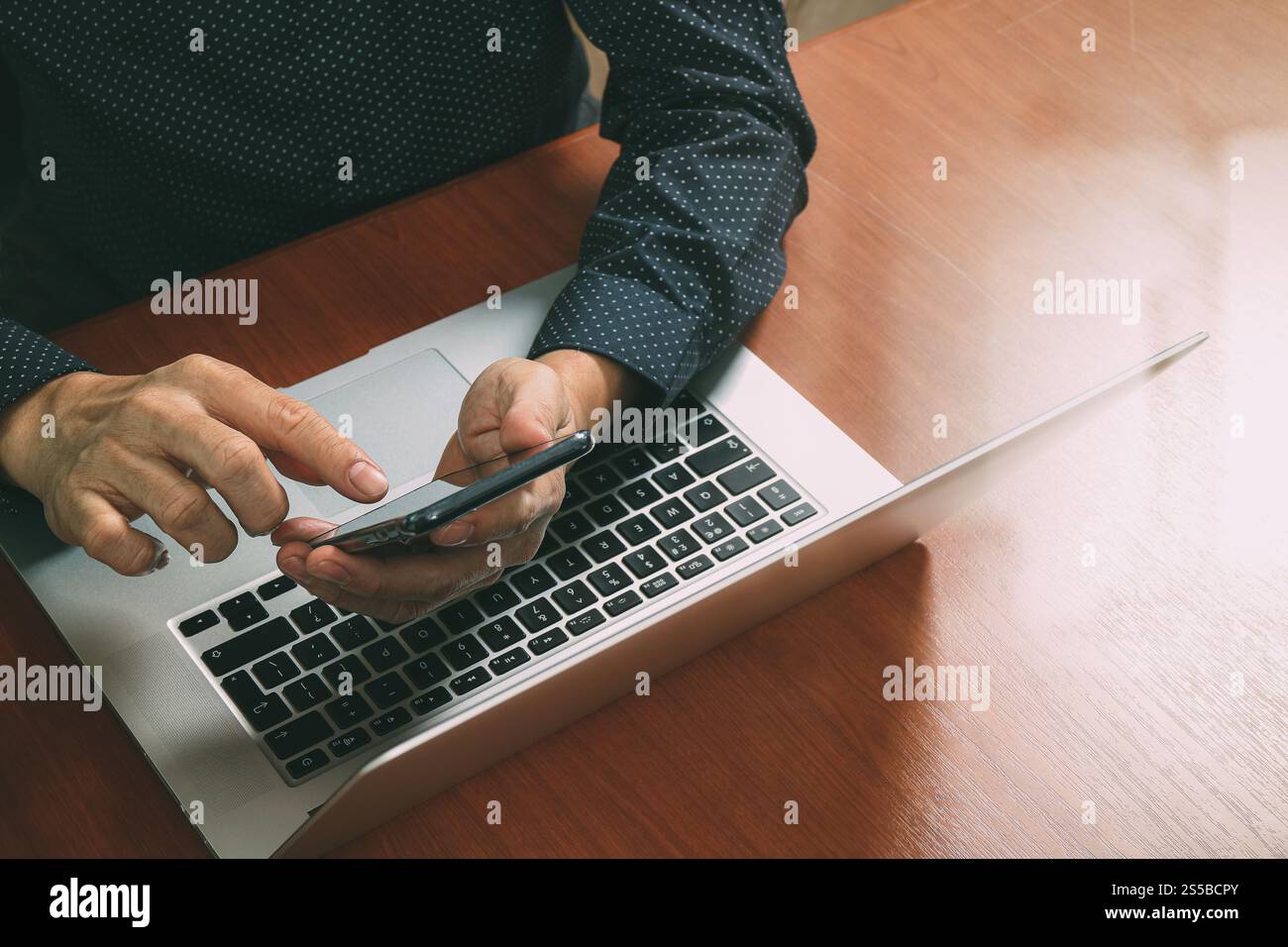 vista dall'alto, uomo d'affari mano che usa smartphone, laptop, online banking pagamento tecnologia di rete di comunicazione 4,0, applicazione internet wireless Foto Stock