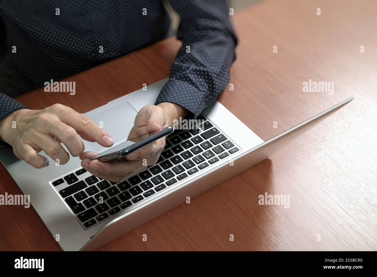 vista dall'alto, uomo d'affari mano che usa smartphone, laptop, online banking pagamento tecnologia di rete di comunicazione 4,0, applicazione internet wireless Foto Stock
