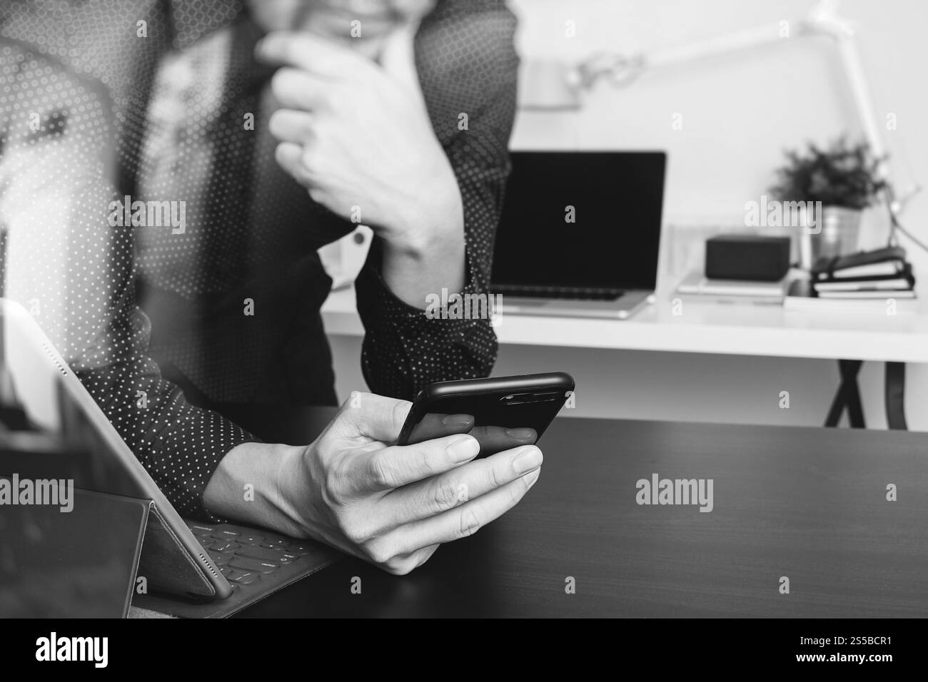 uomo d'affari, mano del progettista che usa lo smartphone, il computer portatile, la tecnologia di rete di pagamento di online banking 4,0, l'applicazione wireless di internet Foto Stock