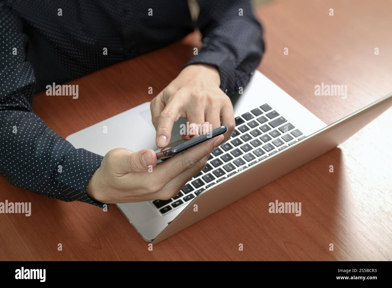 vista dall'alto, uomo d'affari mano che usa smartphone, laptop, online banking pagamento tecnologia di rete di comunicazione 4,0, applicazione internet wireless Foto Stock