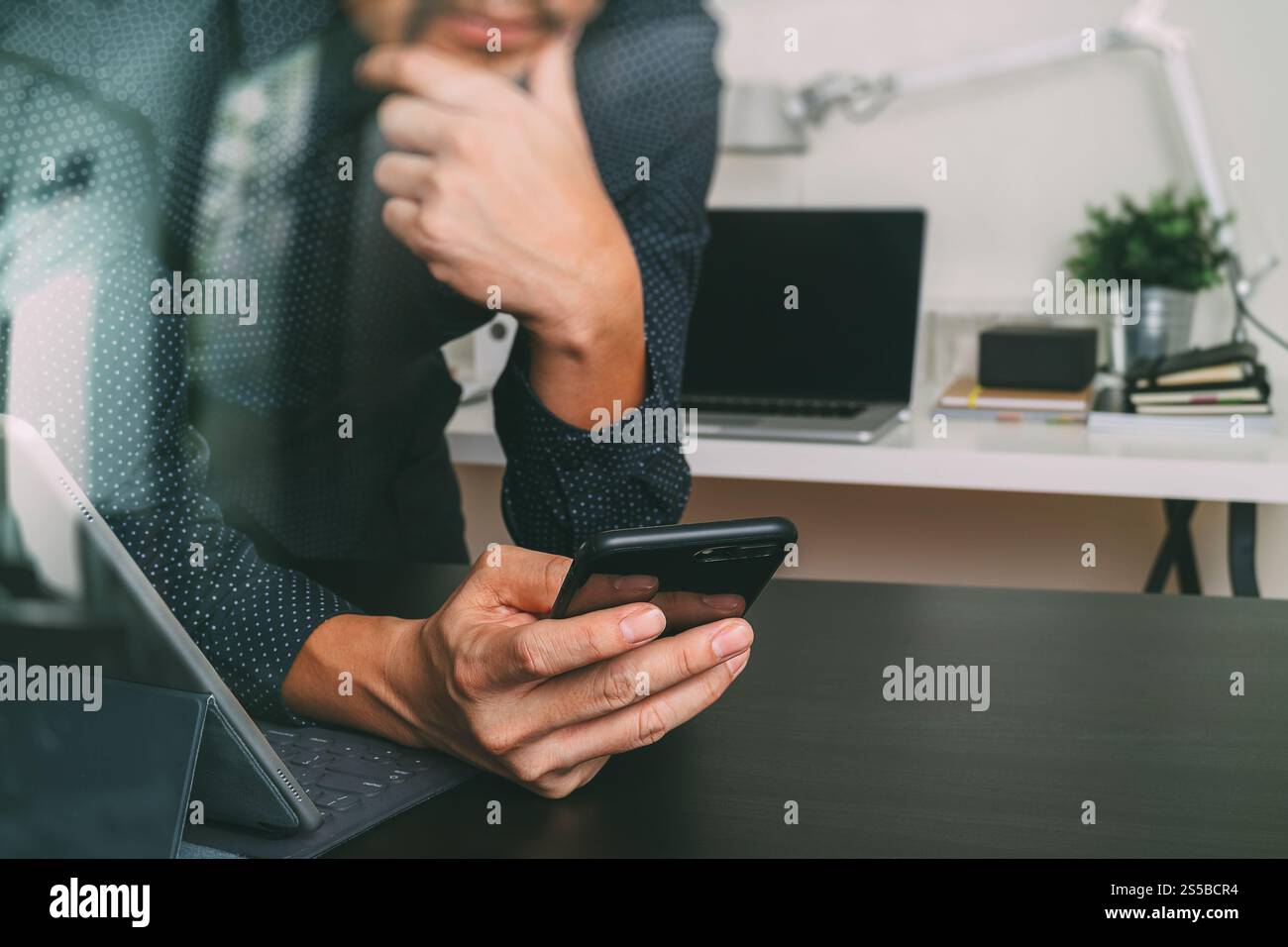 uomo d'affari, mano del progettista che usa lo smartphone, il computer portatile, la tecnologia di rete di pagamento di online banking 4,0, l'applicazione wireless di internet Foto Stock