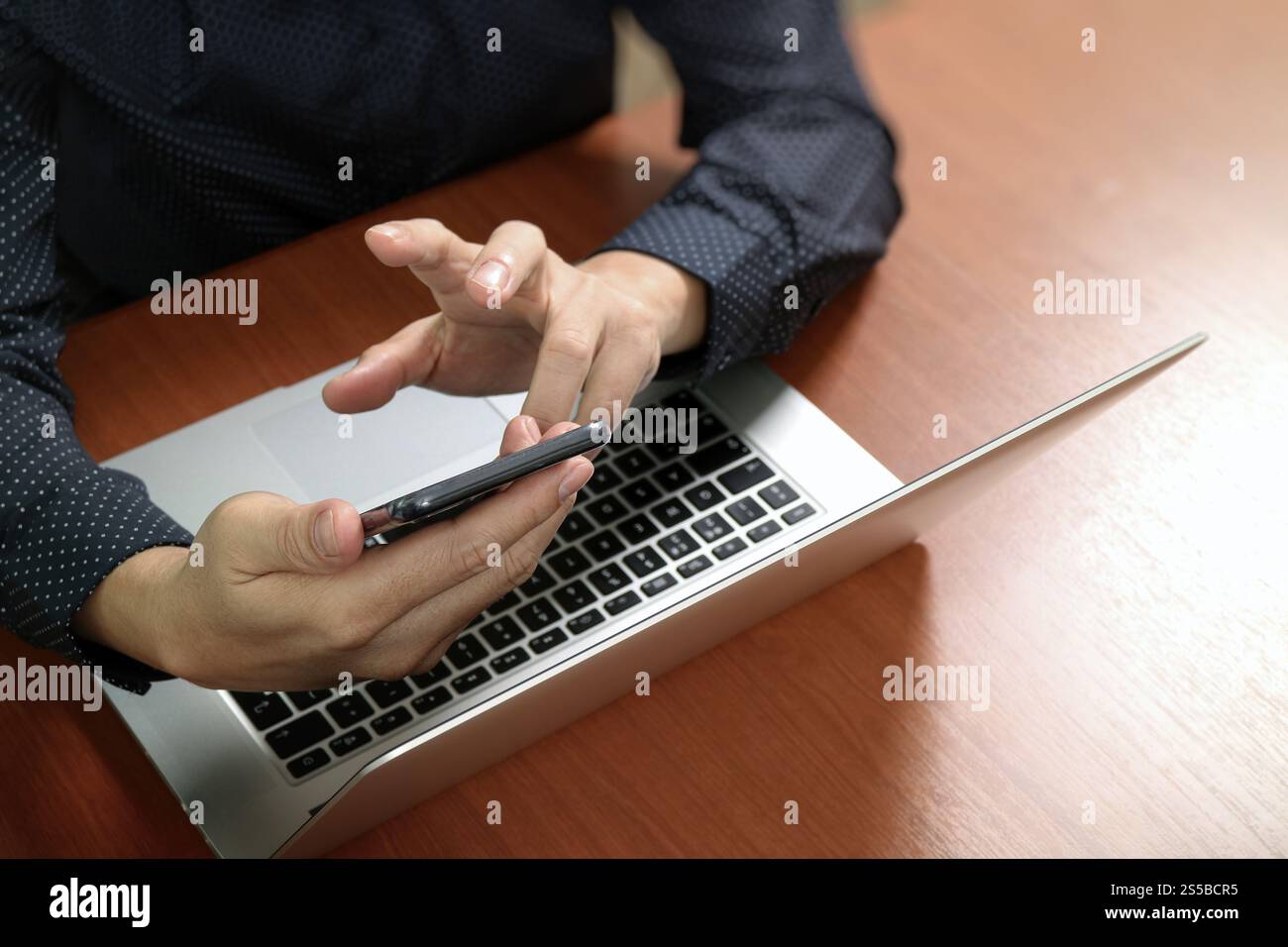 vista dall'alto, uomo d'affari mano che usa smartphone, laptop, online banking pagamento tecnologia di rete di comunicazione 4,0, applicazione internet wireless Foto Stock