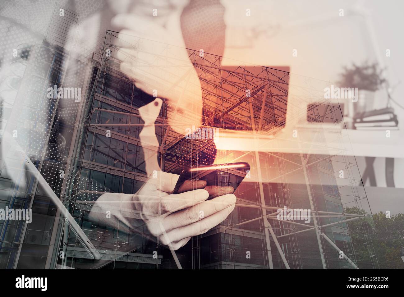 doppia esposizione di uomo d'affari, mano designer che utilizza smartphone, laptop, online banking pagamento tecnologia di rete di comunicazione 4,0, internet wireless Foto Stock