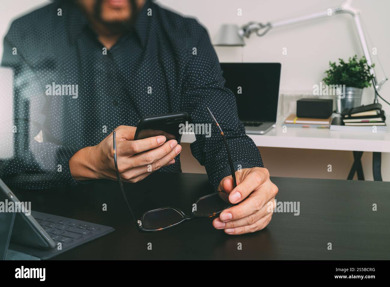 uomo d'affari, designer mano che usa smartphone, laptop, occhiali, servizi bancari online tecnologia di rete di comunicazione 4,0, internet wireless Foto Stock