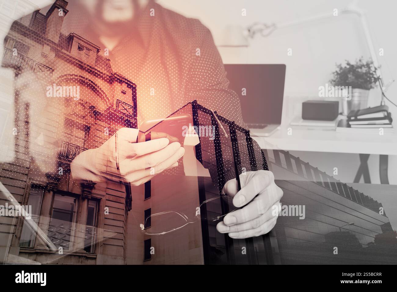 doppia esposizione di uomo d'affari, mano designer che utilizza smartphone, laptop, occhiali, tecnologia di rete di comunicazione di pagamento online banking 4,0, internet Foto Stock