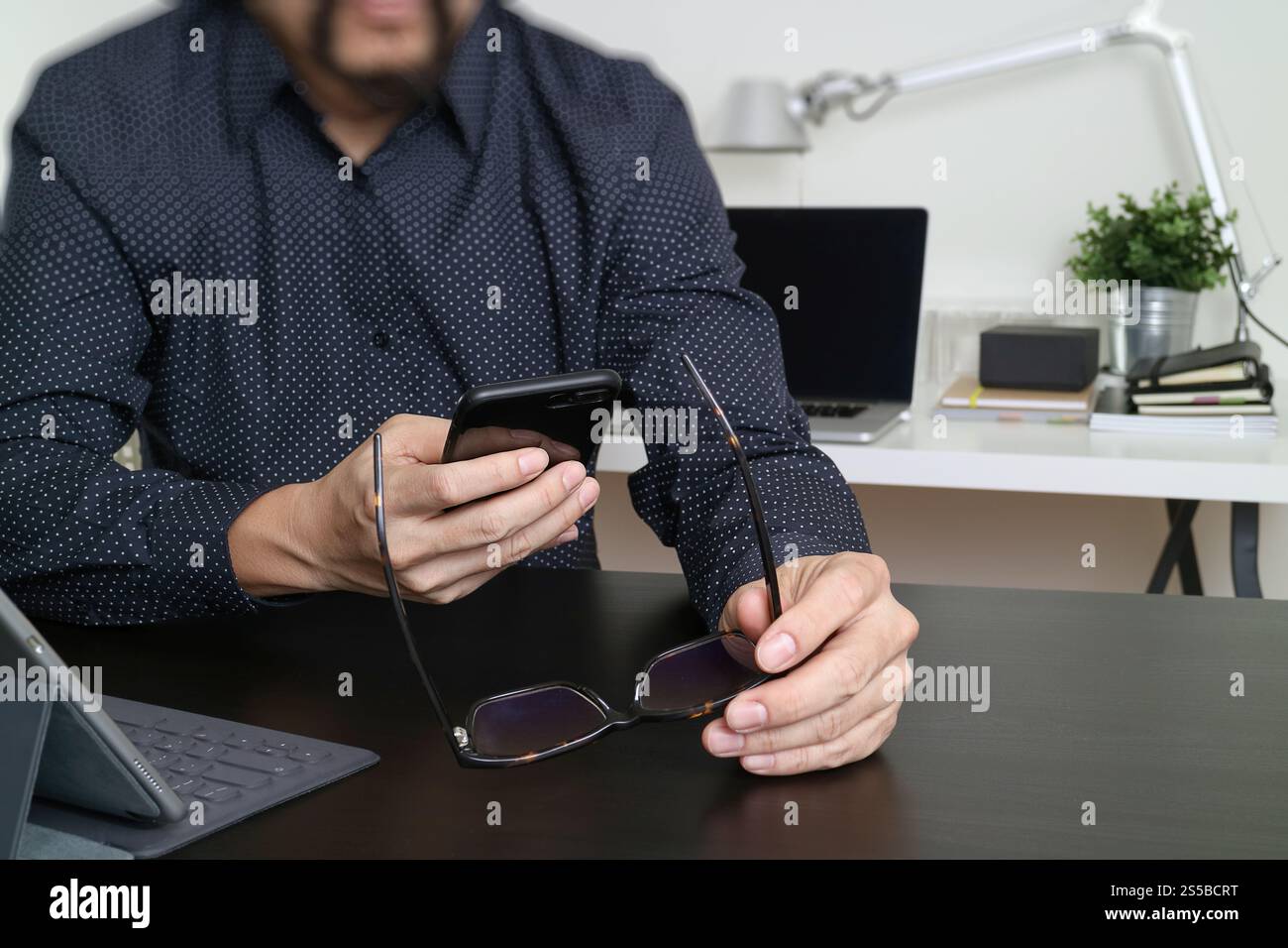 uomo d'affari, designer mano che usa smartphone, laptop, occhiali, servizi bancari online tecnologia di rete di comunicazione 4,0, internet wireless Foto Stock